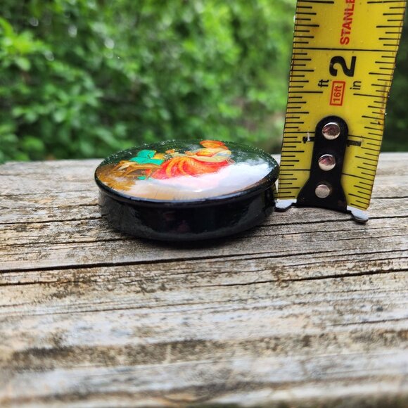 Signed Fedoskino Hand-Painted Russian Lacquer Box With village Lady with jewels - Picture 3 of 11